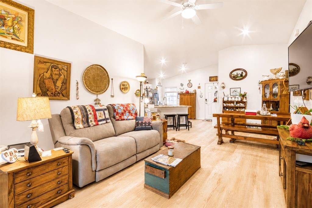 For Sale: $300,000 (3 beds, 2 baths, 1260 Square Feet)