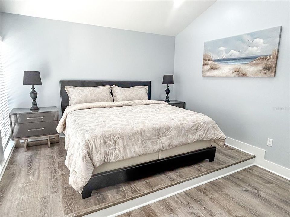 For Sale: $575,000 (2 beds, 1 baths, 1040 Square Feet)