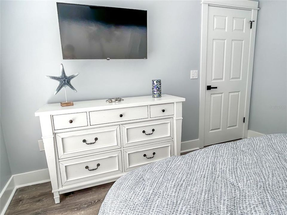 For Sale: $575,000 (2 beds, 1 baths, 1040 Square Feet)