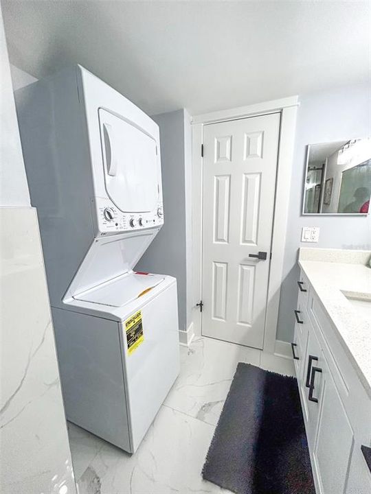 For Sale: $575,000 (2 beds, 1 baths, 1040 Square Feet)