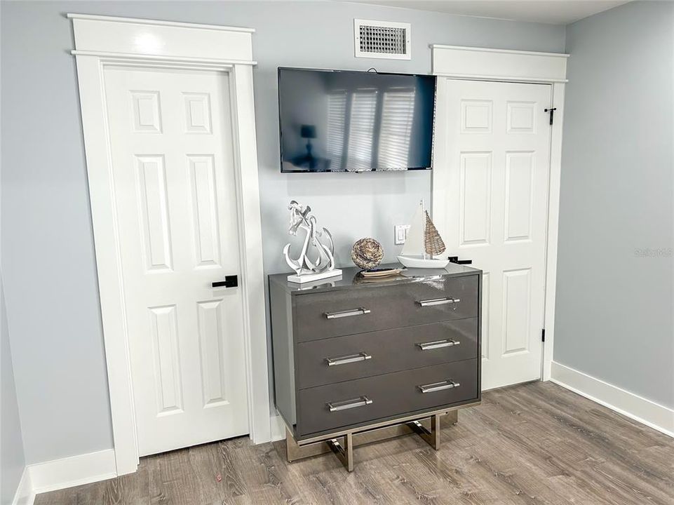 For Sale: $575,000 (2 beds, 1 baths, 1040 Square Feet)