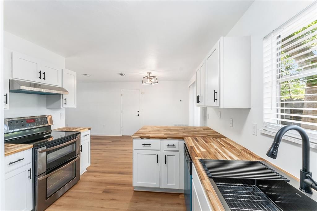 For Sale: $300,000 (2 beds, 2 baths, 1062 Square Feet)