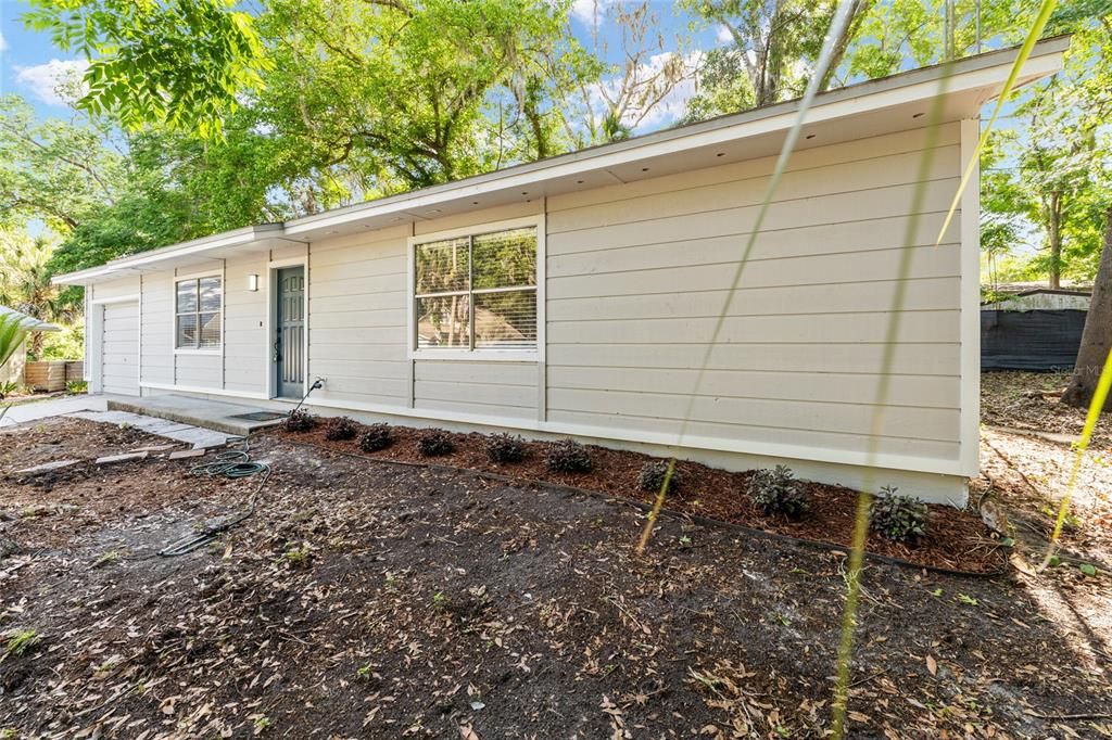 For Sale: $300,000 (2 beds, 2 baths, 1062 Square Feet)