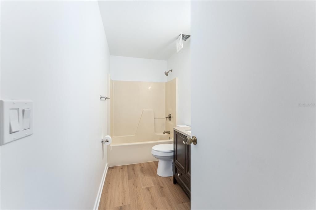For Sale: $300,000 (2 beds, 2 baths, 1062 Square Feet)