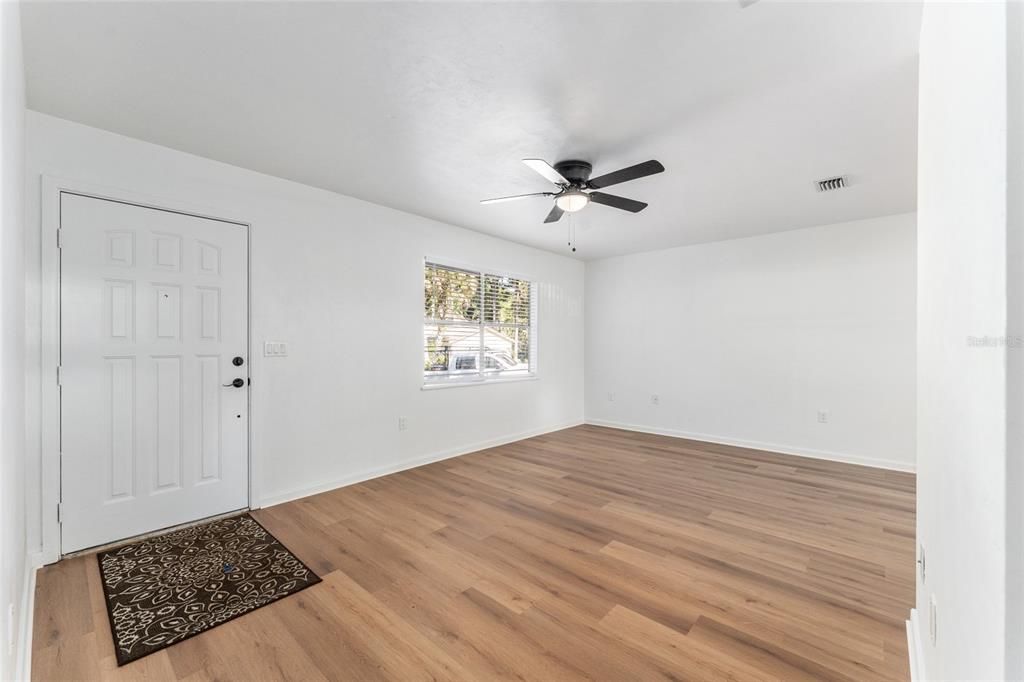 For Sale: $300,000 (2 beds, 2 baths, 1062 Square Feet)