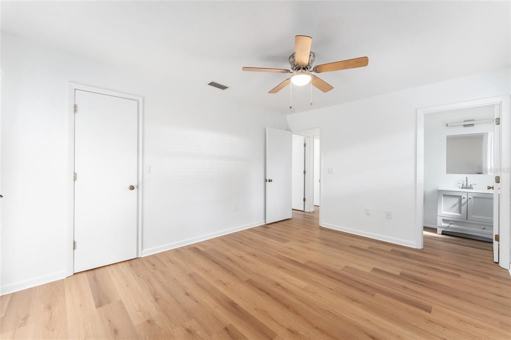 For Sale: $300,000 (2 beds, 2 baths, 1062 Square Feet)