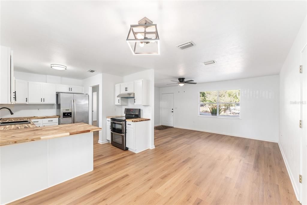 For Sale: $300,000 (2 beds, 2 baths, 1062 Square Feet)
