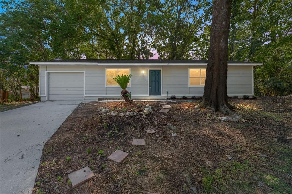 For Sale: $300,000 (2 beds, 2 baths, 1062 Square Feet)
