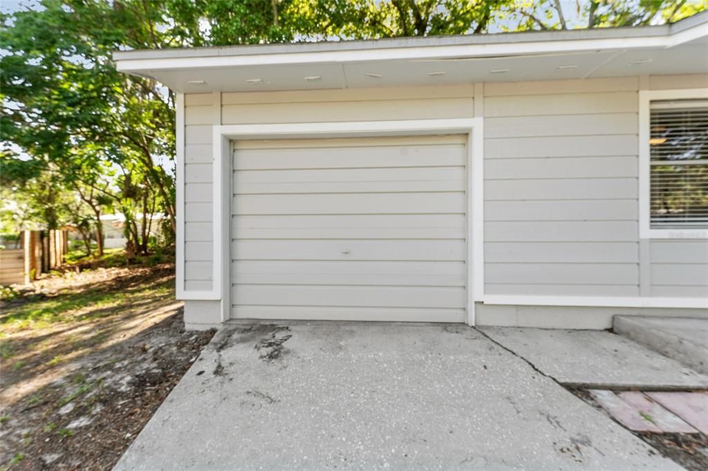 For Sale: $300,000 (2 beds, 2 baths, 1062 Square Feet)