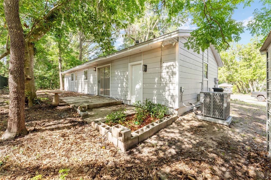 For Sale: $300,000 (2 beds, 2 baths, 1062 Square Feet)