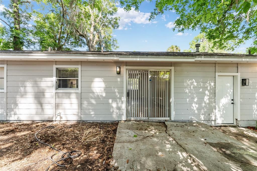 For Sale: $300,000 (2 beds, 2 baths, 1062 Square Feet)