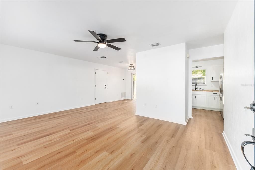 For Sale: $300,000 (2 beds, 2 baths, 1062 Square Feet)