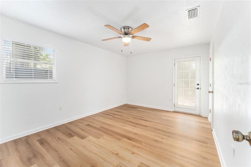 For Sale: $300,000 (2 beds, 2 baths, 1062 Square Feet)