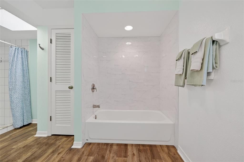 Activo con contrato: $405,000 (3 camas, 2 baños, 1919 Pies cuadrados)