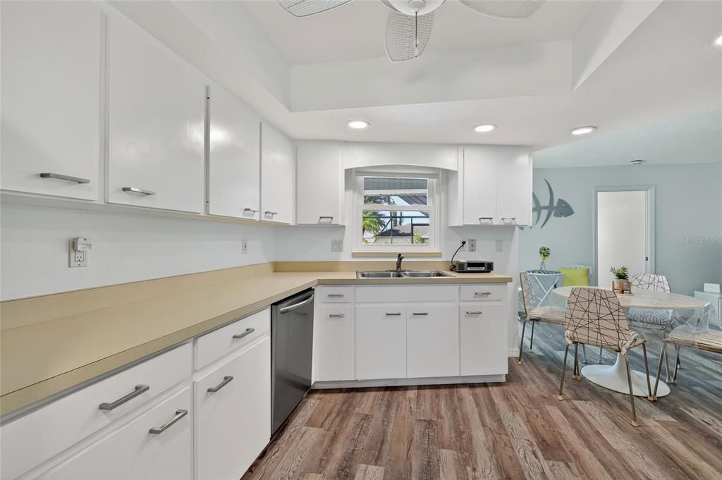Activo con contrato: $405,000 (3 camas, 2 baños, 1919 Pies cuadrados)