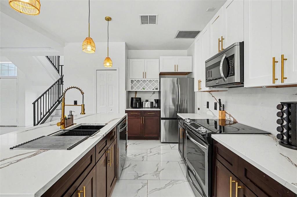 For Sale: $499,900 (6 beds, 3 baths, 2658 Square Feet)