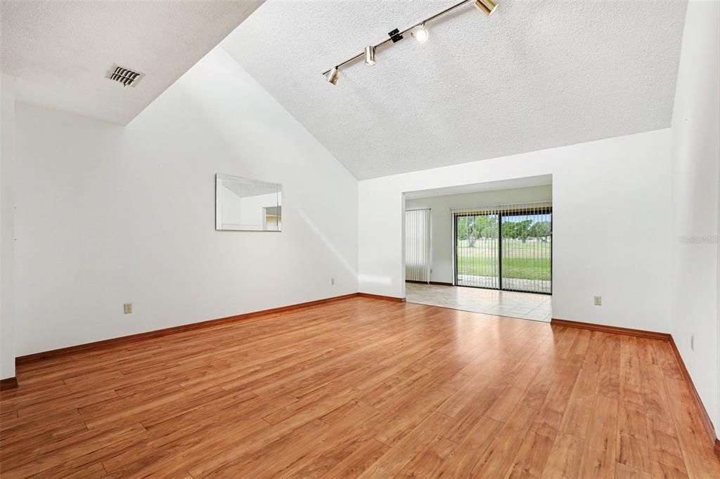 En Venta: $290,000 (3 camas, 2 baños, 2277 Pies cuadrados)