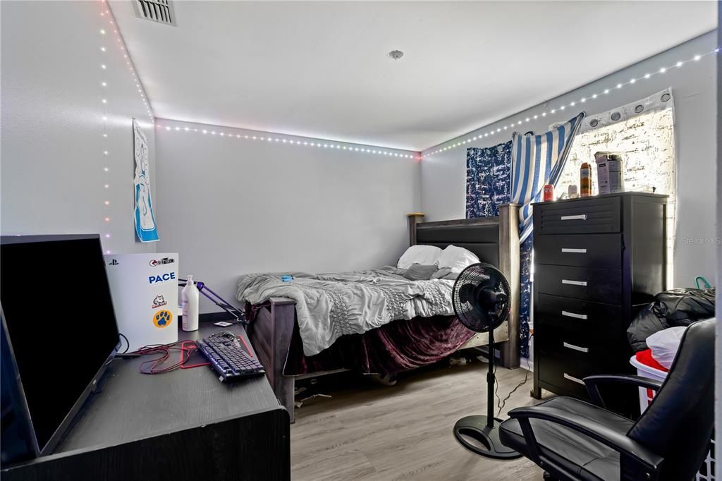 Active With Contract: $225,000 (3 beds, 2 baths, 1449 Square Feet)