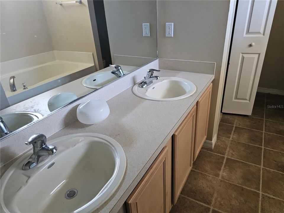 For Rent: $1,950 (3 beds, 2 baths, 2052 Square Feet)