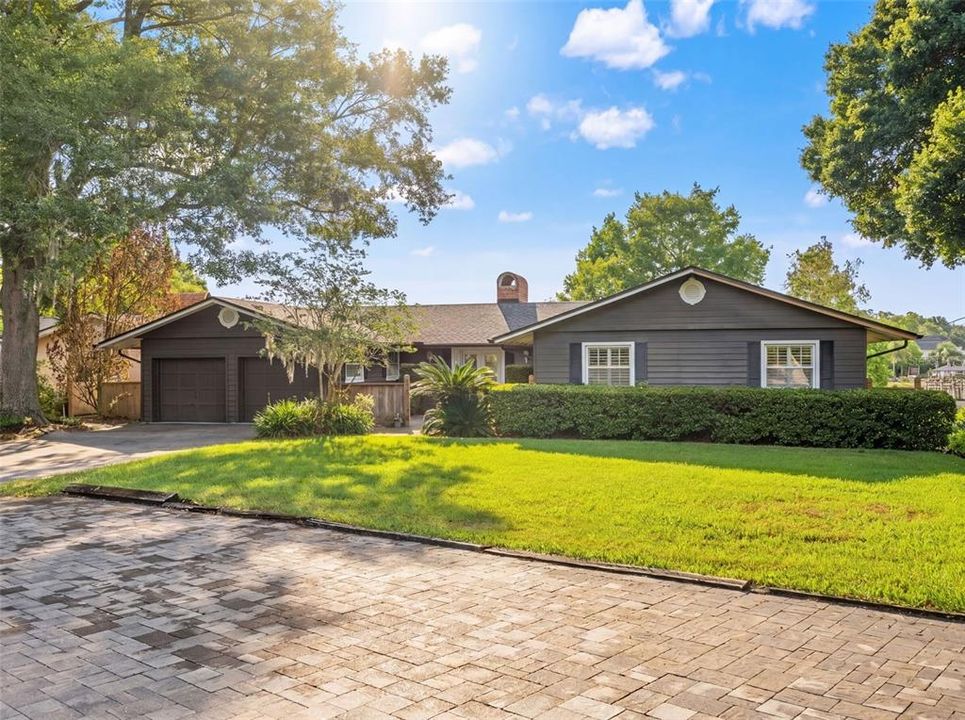 Activo con contrato: $889,000 (5 camas, 3 baños, 3845 Pies cuadrados)