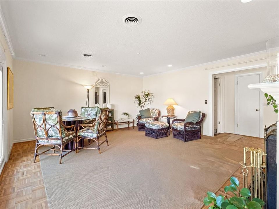 Activo con contrato: $889,000 (5 camas, 3 baños, 3845 Pies cuadrados)