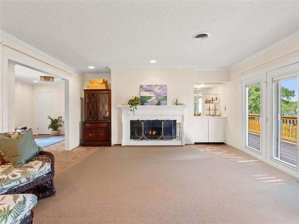 Activo con contrato: $889,000 (5 camas, 3 baños, 3845 Pies cuadrados)
