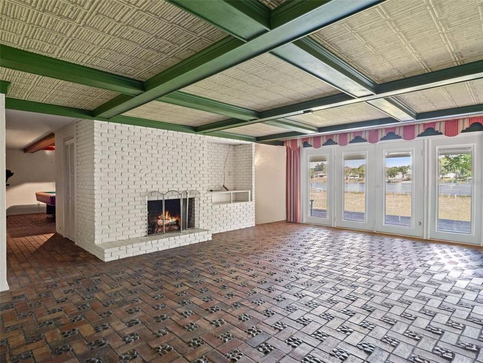 Activo con contrato: $889,000 (5 camas, 3 baños, 3845 Pies cuadrados)