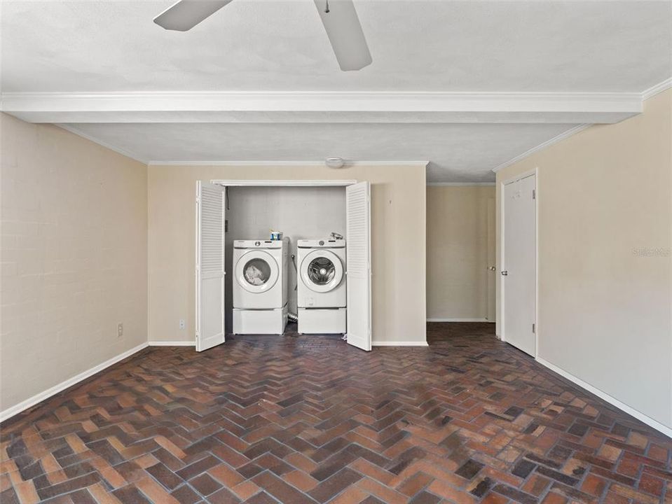 Activo con contrato: $889,000 (5 camas, 3 baños, 3845 Pies cuadrados)
