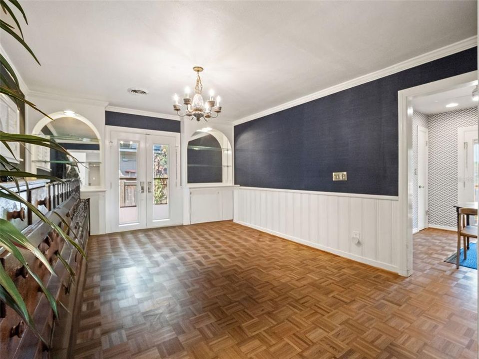Activo con contrato: $889,000 (5 camas, 3 baños, 3845 Pies cuadrados)