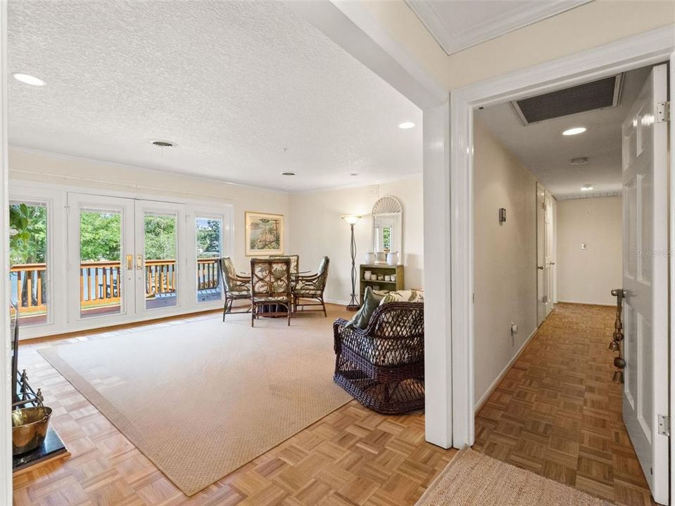 Activo con contrato: $889,000 (5 camas, 3 baños, 3845 Pies cuadrados)