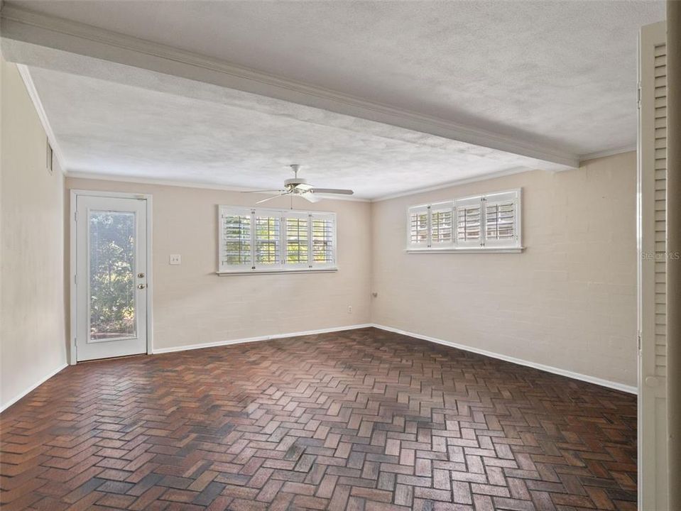 Activo con contrato: $889,000 (5 camas, 3 baños, 3845 Pies cuadrados)