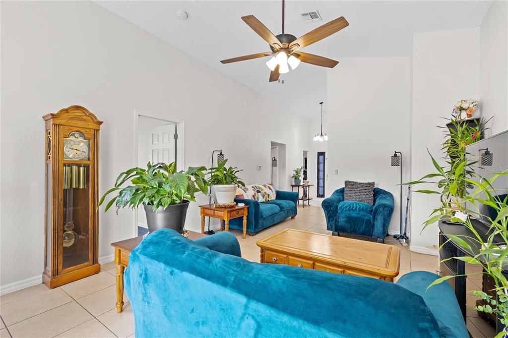 Activo con contrato: $345,000 (4 camas, 2 baños, 1414 Pies cuadrados)
