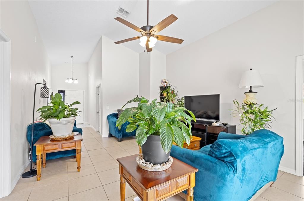 Activo con contrato: $345,000 (4 camas, 2 baños, 1414 Pies cuadrados)