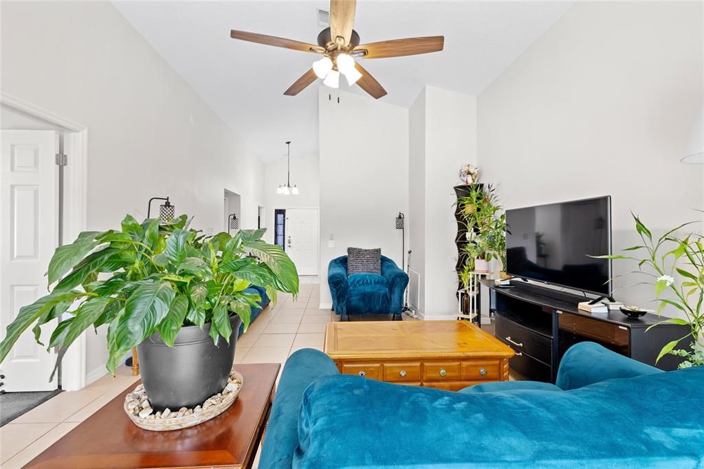 Activo con contrato: $345,000 (4 camas, 2 baños, 1414 Pies cuadrados)
