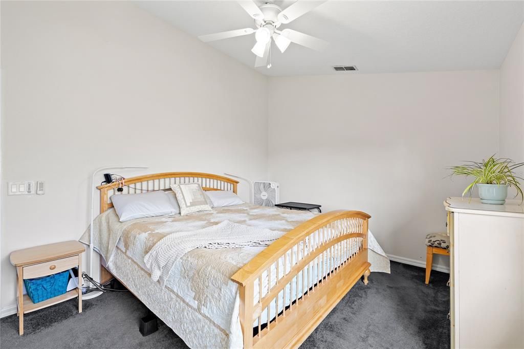 Activo con contrato: $345,000 (4 camas, 2 baños, 1414 Pies cuadrados)