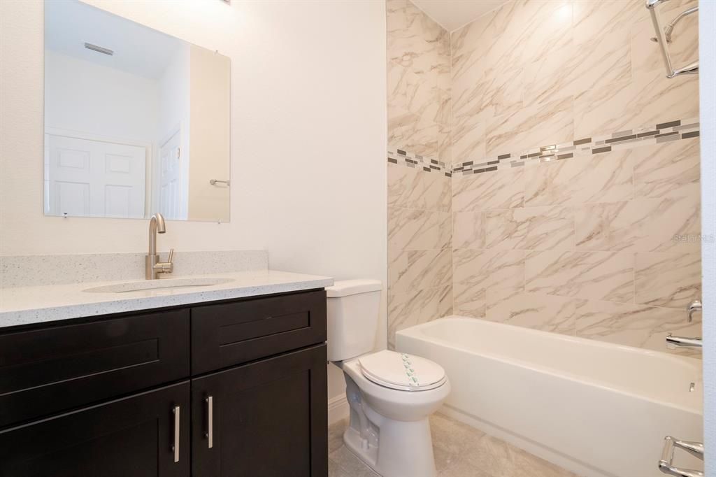 Activo con contrato: $279,899 (4 camas, 2 baños, 1696 Pies cuadrados)
