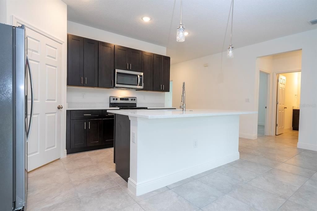 Activo con contrato: $279,899 (4 camas, 2 baños, 1696 Pies cuadrados)