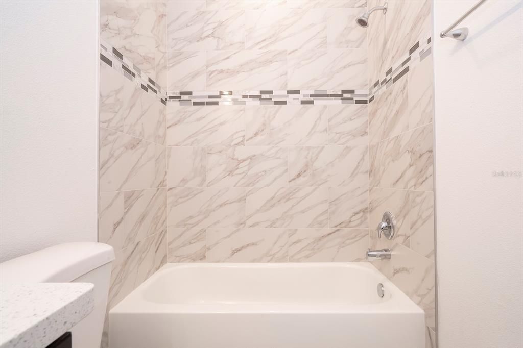 Activo con contrato: $279,899 (4 camas, 2 baños, 1696 Pies cuadrados)