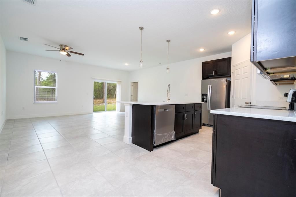 Activo con contrato: $279,899 (4 camas, 2 baños, 1696 Pies cuadrados)