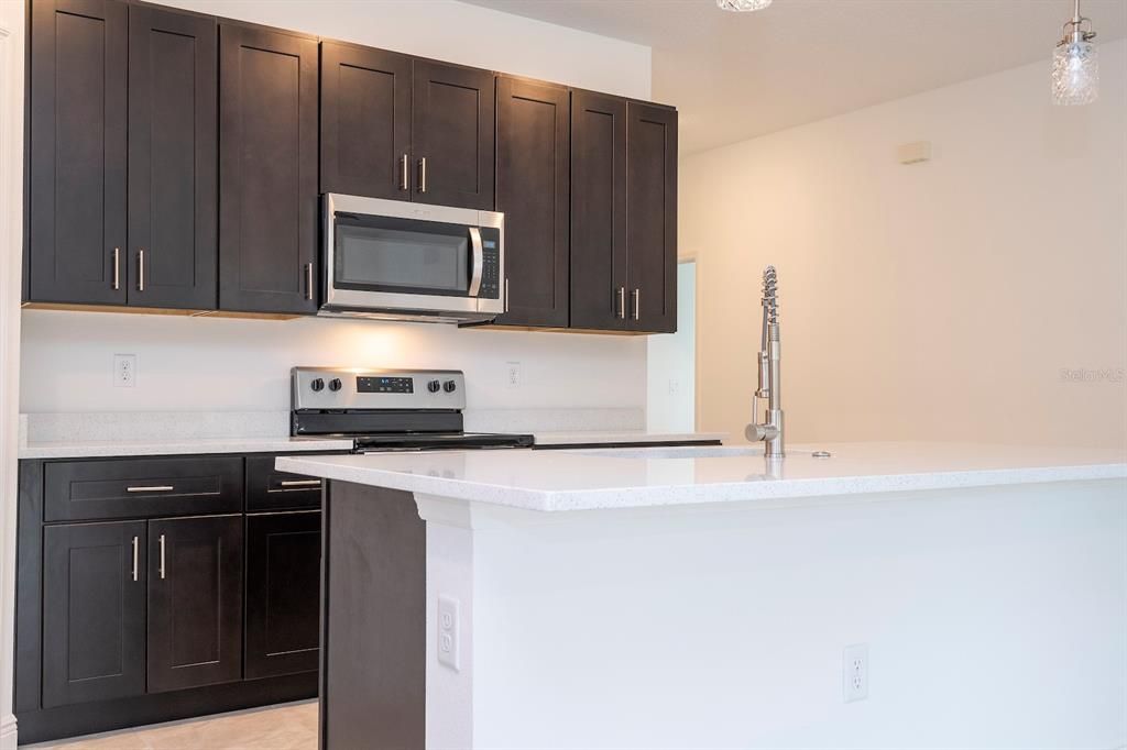 Activo con contrato: $279,899 (4 camas, 2 baños, 1696 Pies cuadrados)