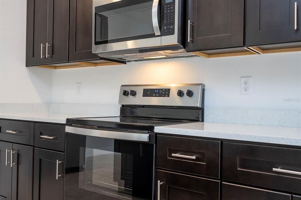Activo con contrato: $279,899 (4 camas, 2 baños, 1696 Pies cuadrados)
