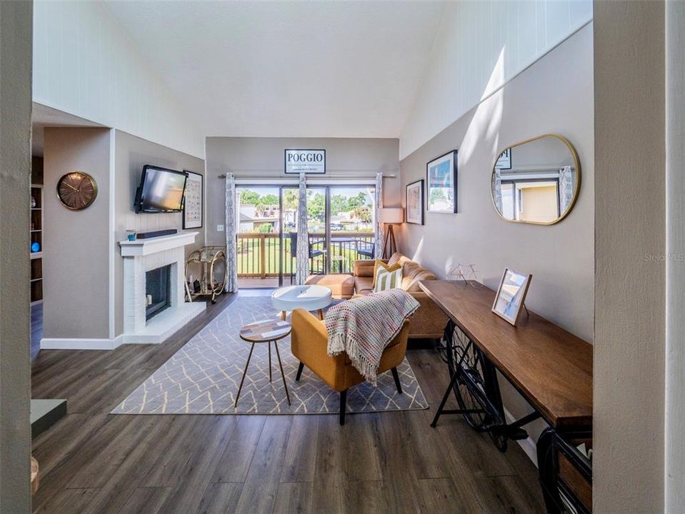 For Sale: $214,900 (2 beds, 2 baths, 1071 Square Feet)
