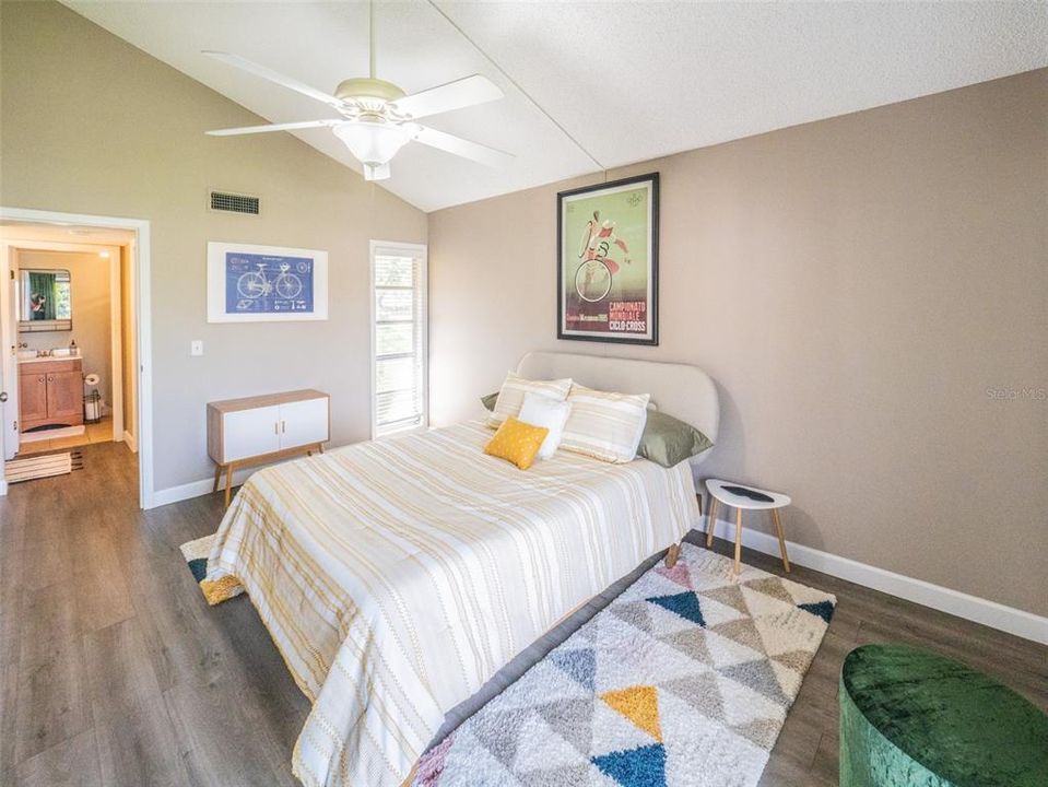 For Sale: $214,900 (2 beds, 2 baths, 1071 Square Feet)