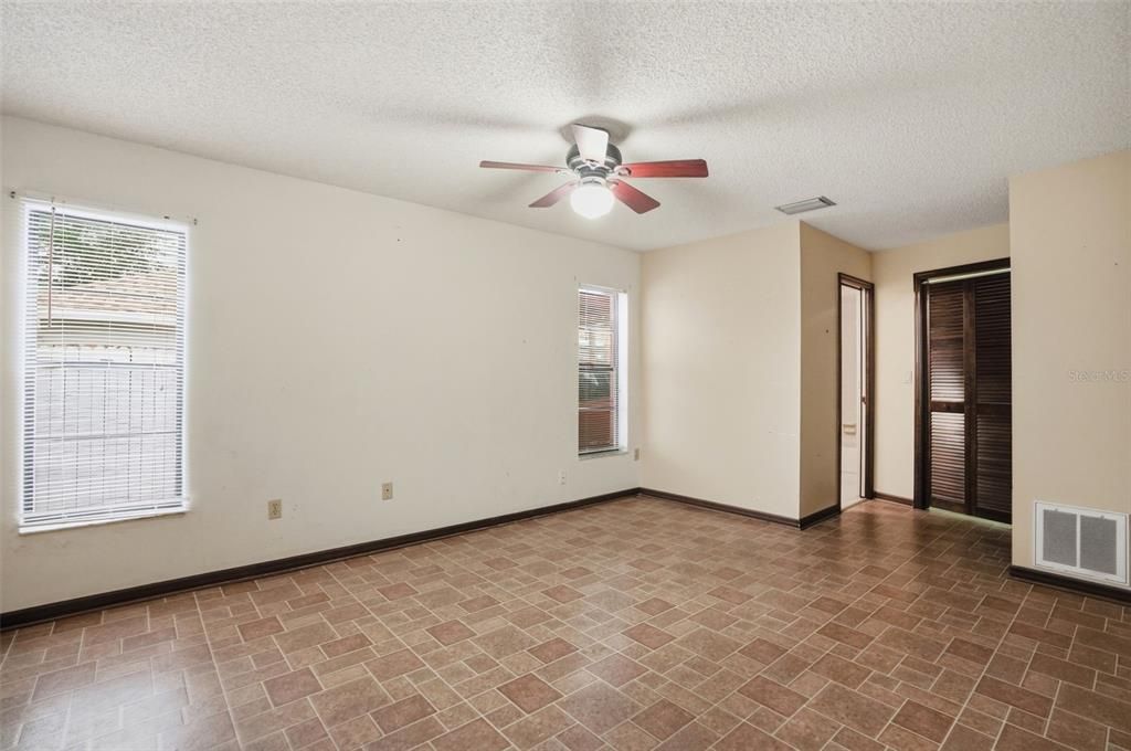Active With Contract: $245,000 (2 beds, 2 baths, 1385 Square Feet)