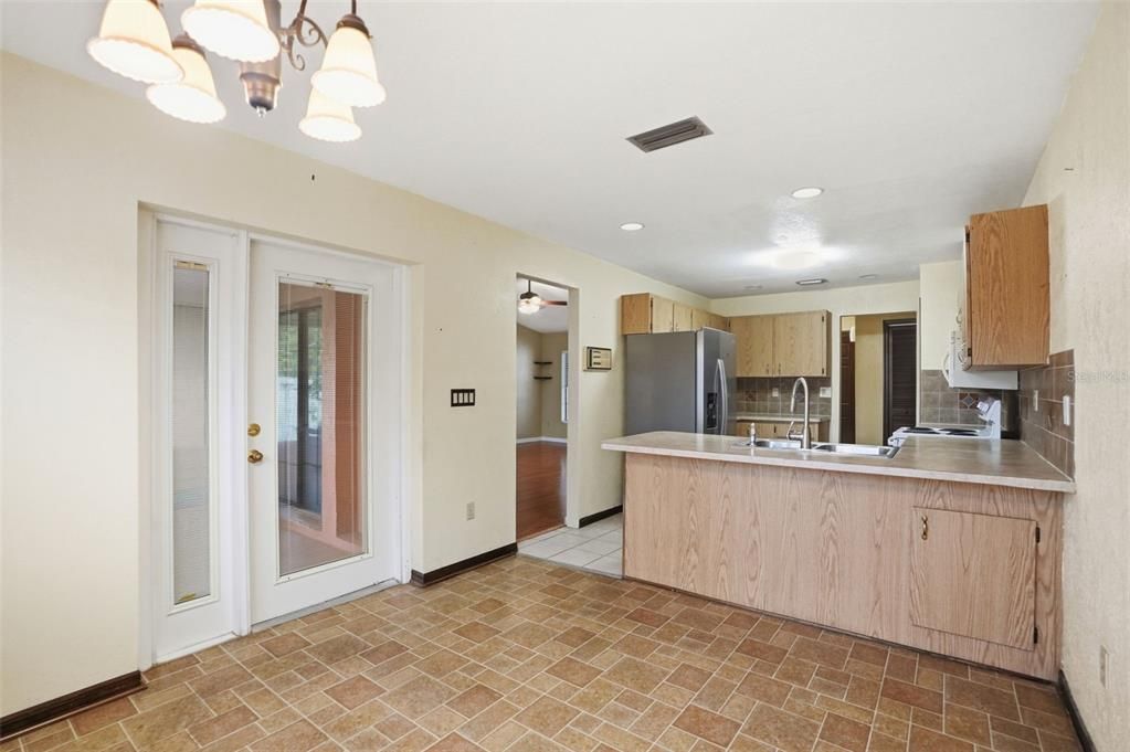 Active With Contract: $245,000 (2 beds, 2 baths, 1385 Square Feet)