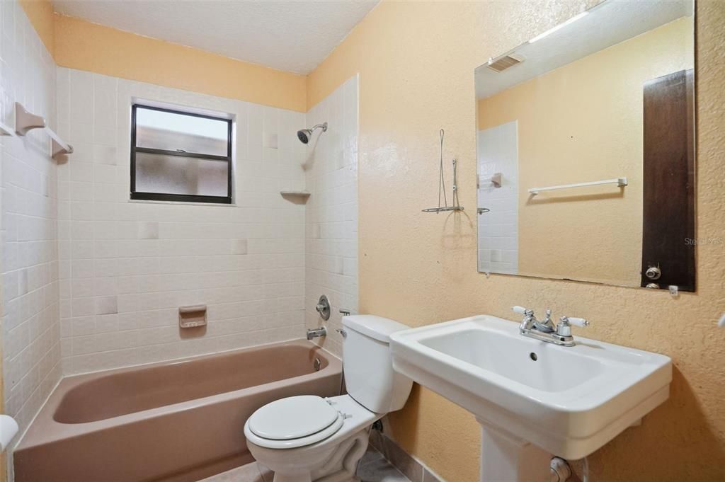 Active With Contract: $245,000 (2 beds, 2 baths, 1385 Square Feet)