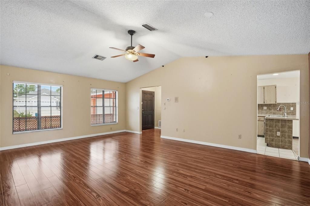 Active With Contract: $245,000 (2 beds, 2 baths, 1385 Square Feet)