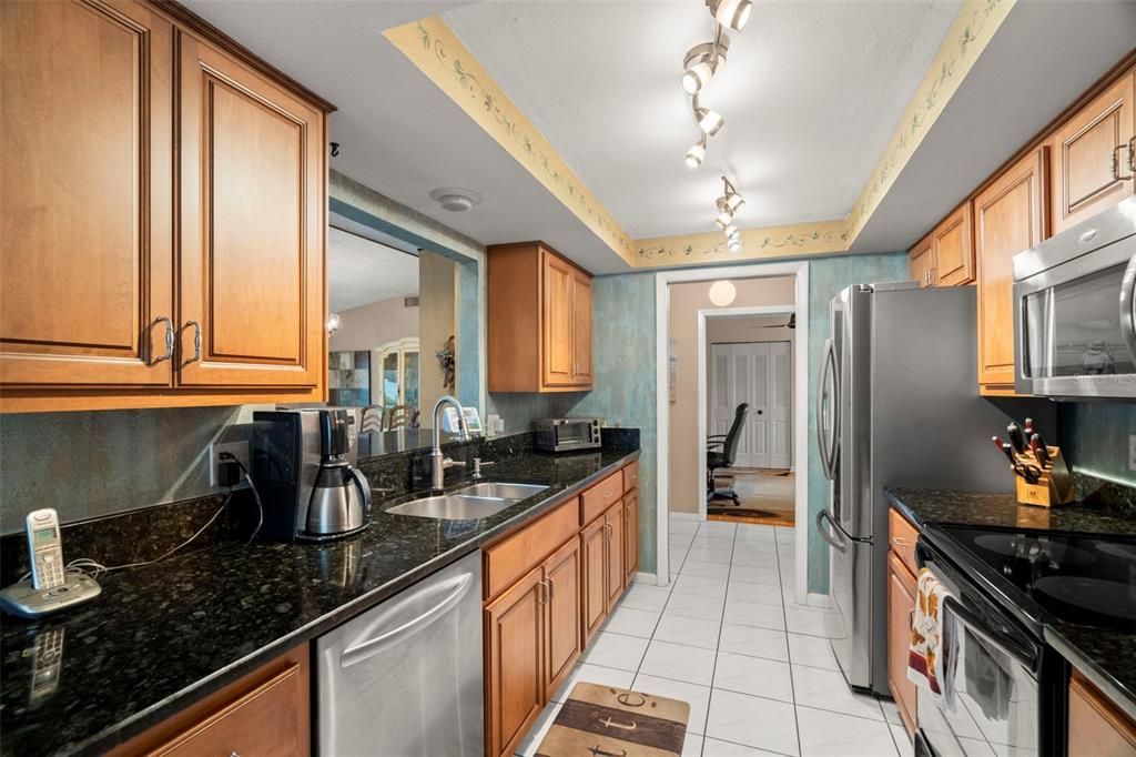 Под контрактом: $474,900 (3 спален, 2 ванн, 1599 Квадратных фут)