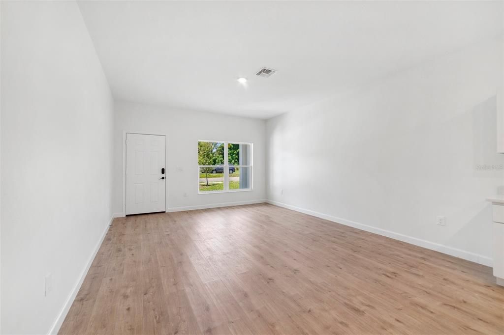 For Sale: $290,000 (3 beds, 2 baths, 1384 Square Feet)