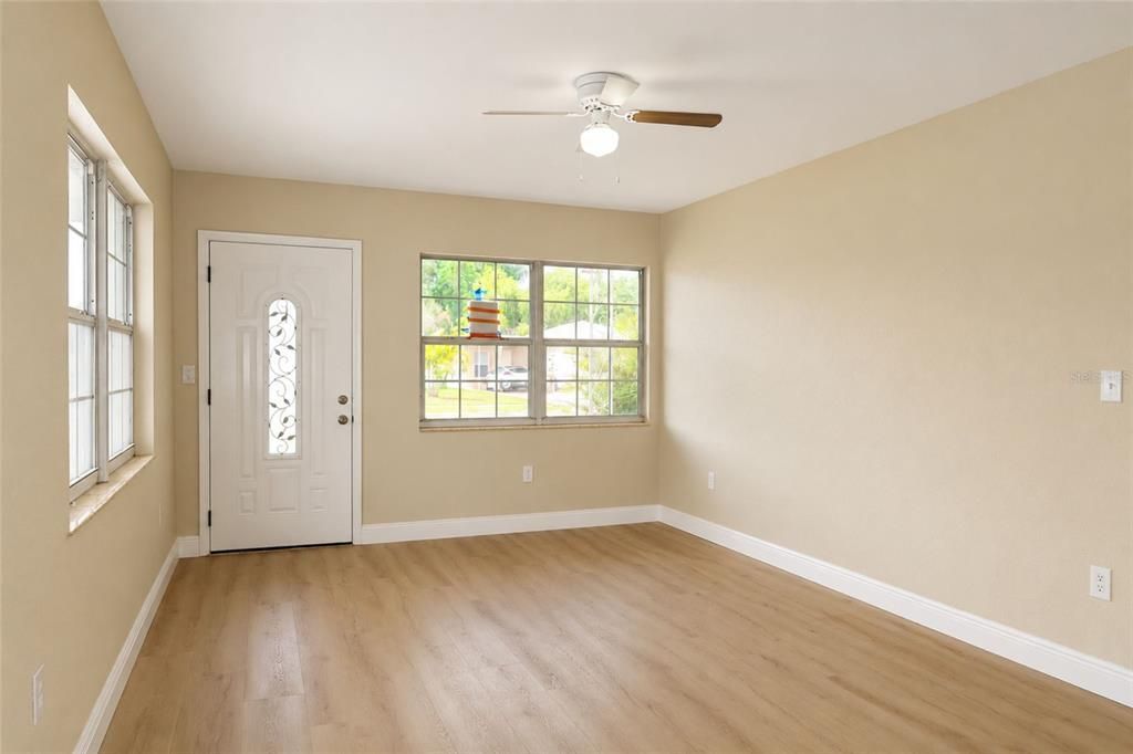 Active With Contract: $229,900 (2 beds, 1 baths, 892 Square Feet)
